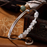 kanona-bracelet-jonc-ferme-ajustable-argent-massif-avec-charms-pour-femme-perles-et-roses-vue-profil
