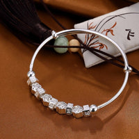 kanona-bracelet-jonc-ferme-ajustable-argent-massif-avec-charms-pour-femme-perles-et-roses-ambiance