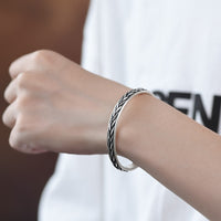 bracelet-jonc-ouvert-argent-massif-motif-tresses-kai-detail-porte
