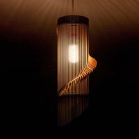 luminaire-suspension-en-bois-dong-hoi-ambiance-allume-vue-profil