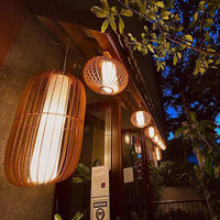    luminaire-suspension-en-bois-la-gi-ambiance-restaurant-nuit