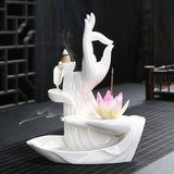 mains-de-bouddha-et-fleur-de-lotus-rose-porte-encens-blanc-ambiance