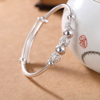 miyako-bracelet-jonc-ferme-ajustable-argent-massif-avec-charms-perles-vue-profil