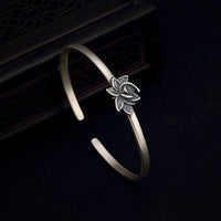 nara-bracelet-jonc-argent-massif-fleur-de-lotus-vue-profil